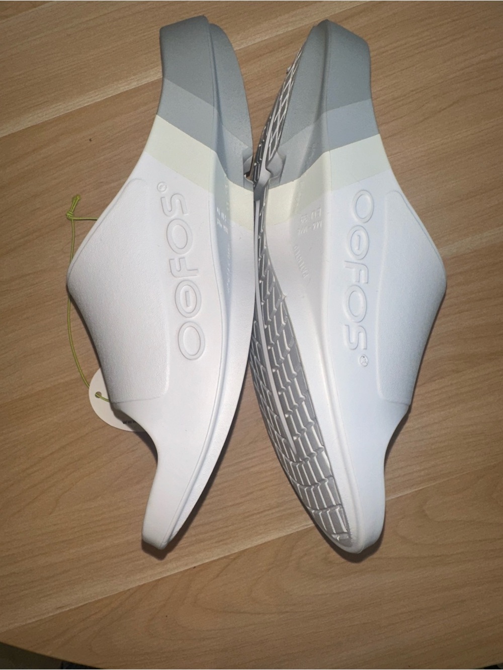 NWT OOFOS White and Gray Unisex Recovery Slide Sandals - Picture 3 of 9
